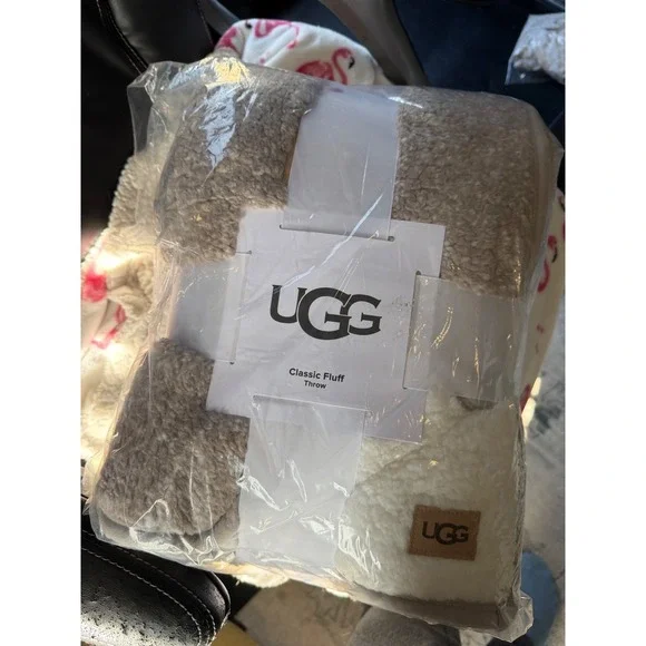 UGG Classic Fluff Throw Blanket Seal Heather White 50x70 New 34867-SLH-WHT - Picture 3 of 3